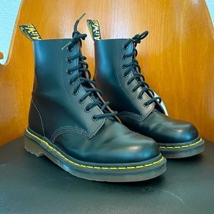 NEW Dr. Martens 1460 Vintage Made In England Lace Up Boots - Women 8/Men 7/UK 6